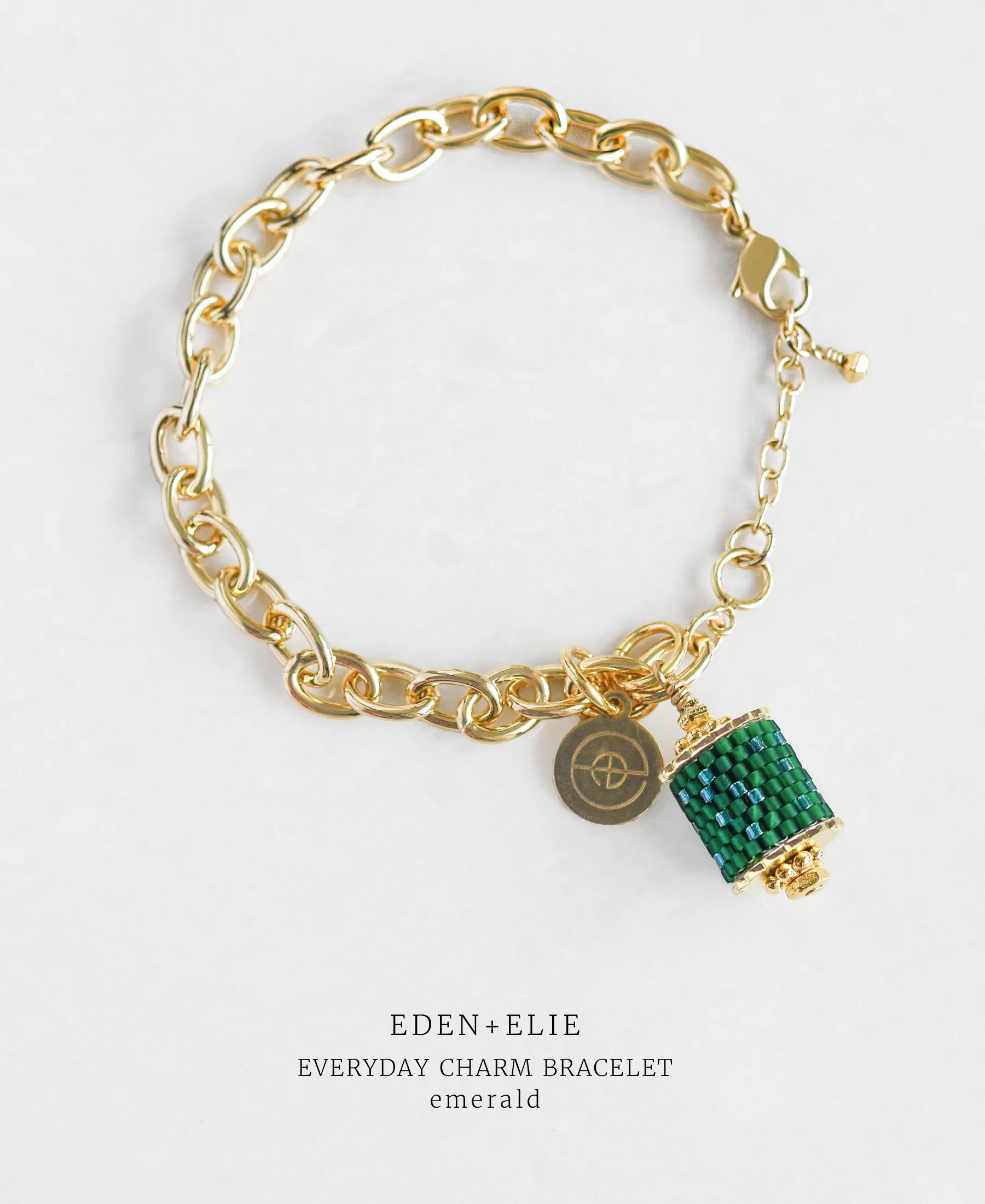 EDEN   ELIE Everyday Gold Charm Bracelet - emerald green