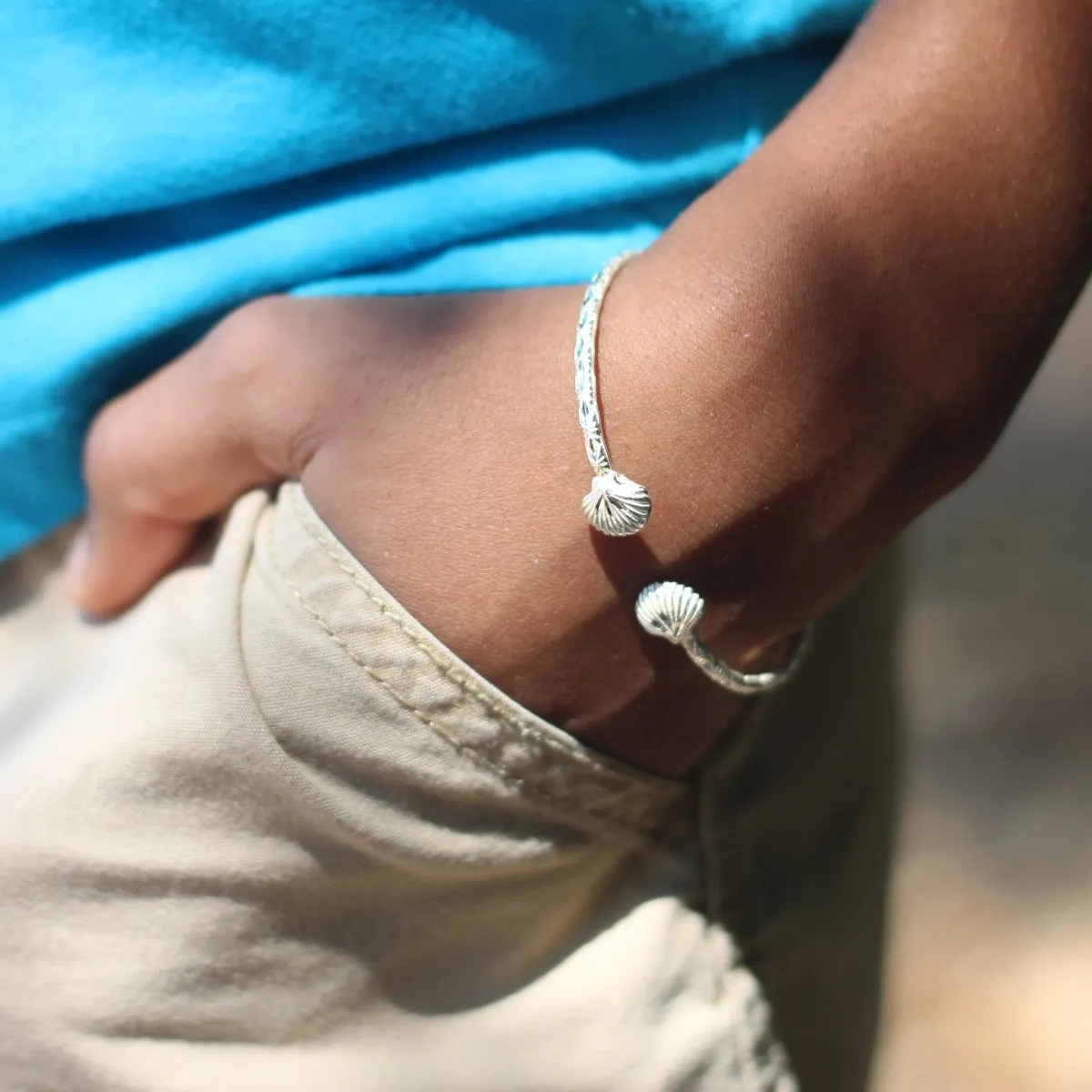 Extra Light Small Clam Bangle in Calypso Pattern