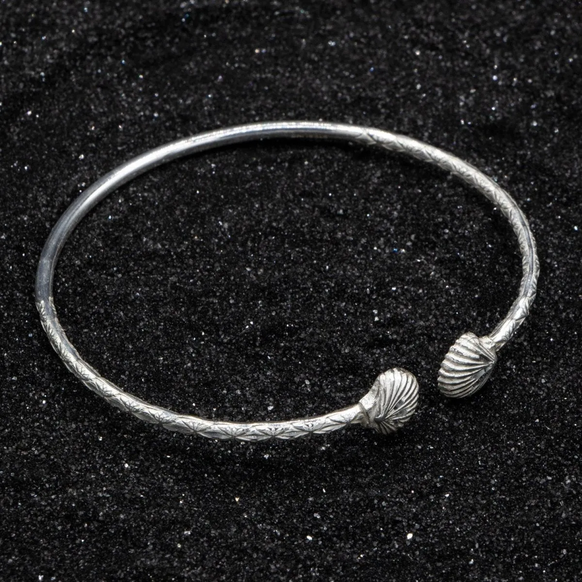 Extra Light Small Clam Bangle in Calypso Pattern