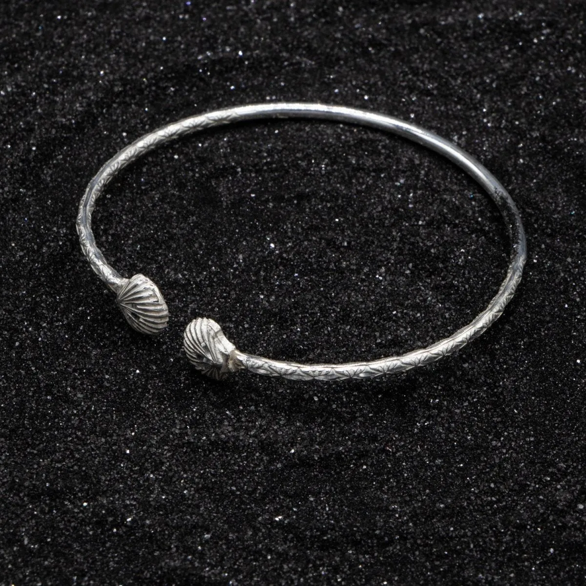 Extra Light Small Clam Bangle in Calypso Pattern