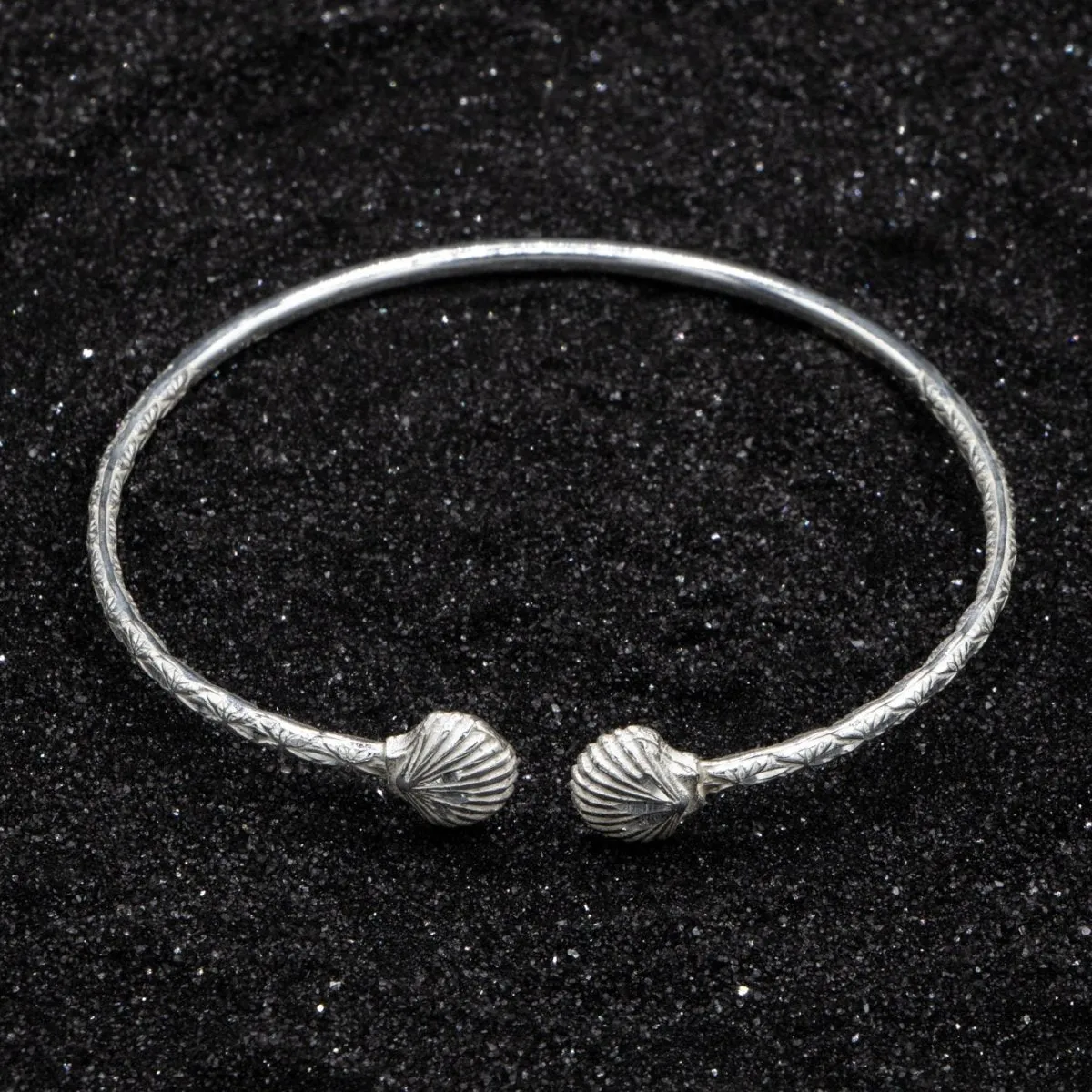 Extra Light Small Clam Bangle in Calypso Pattern