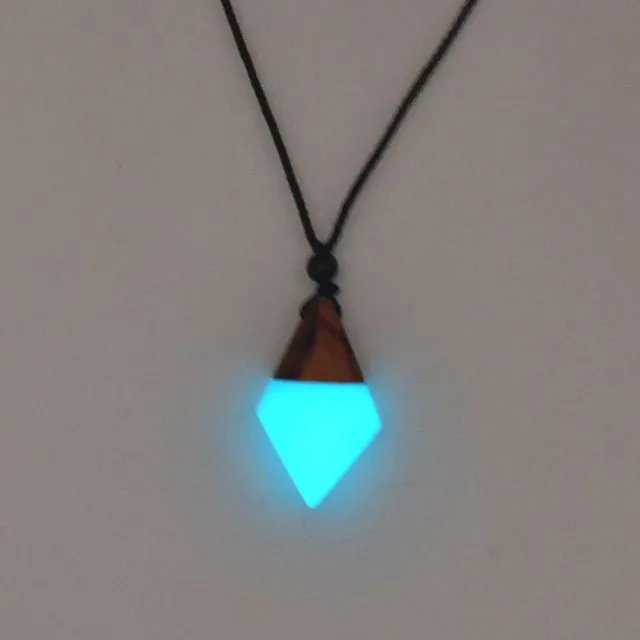 Fashion Arrow Necklace, Ancient Wood Resin Combined With Strength Energy Jewelry, Luminous Pendant Gift A203051