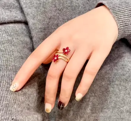 Fashion Vintage Delicate Floral Ruby Rings for Female Temperament Inlaid Full of Cubic Zirconia Opening Ring Party Birthday Gift