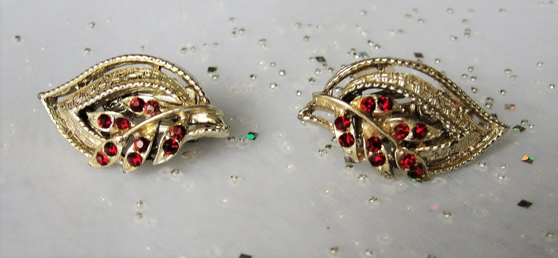 LOVELY Vintage Glass and Filigree Earrings,Ruby Red Stones,Gilt Metal,Clip On Earrings,Clip Earrings,Mid Century Jewelry,Collectible Jewelry