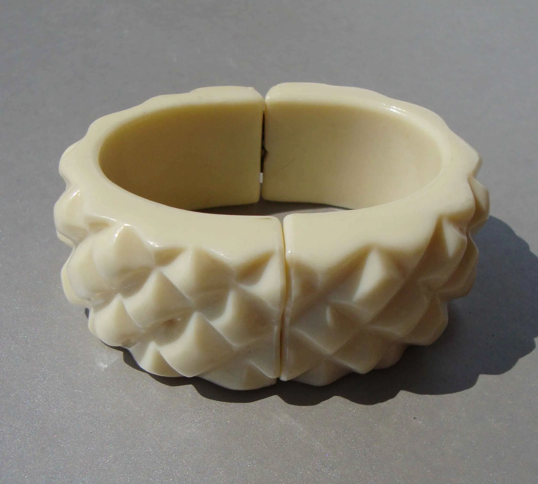 Vintage 30s Galalith Bracelet Carved Casein Clamper French Bakelite